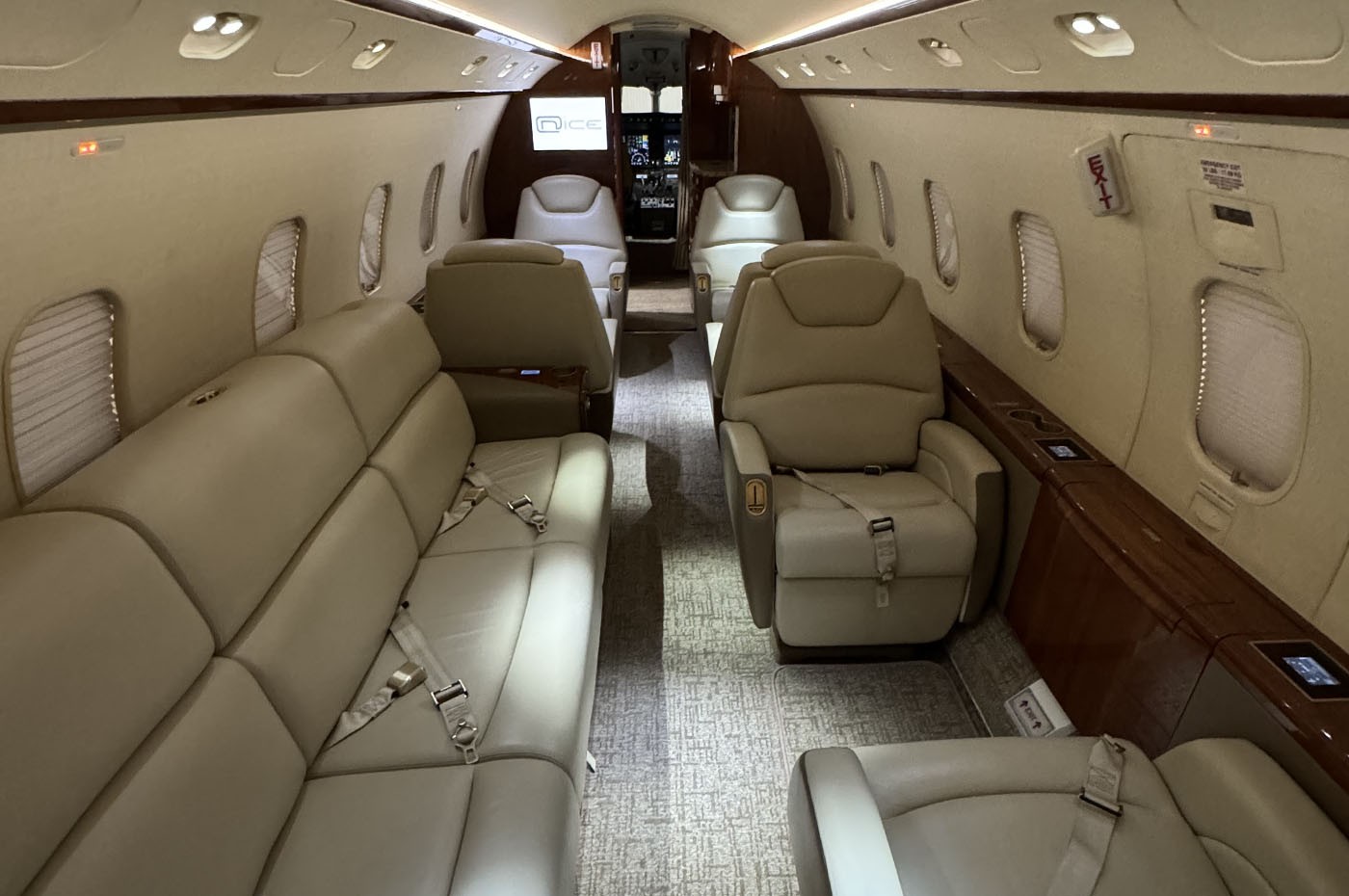 Challenger 300 20197 Cabin 3