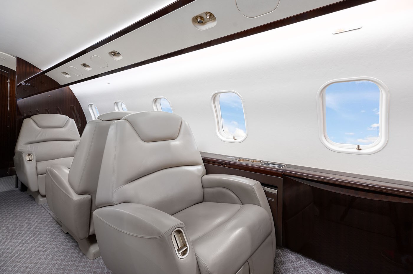 Challenger 300 S/N 20420 Cabin 2